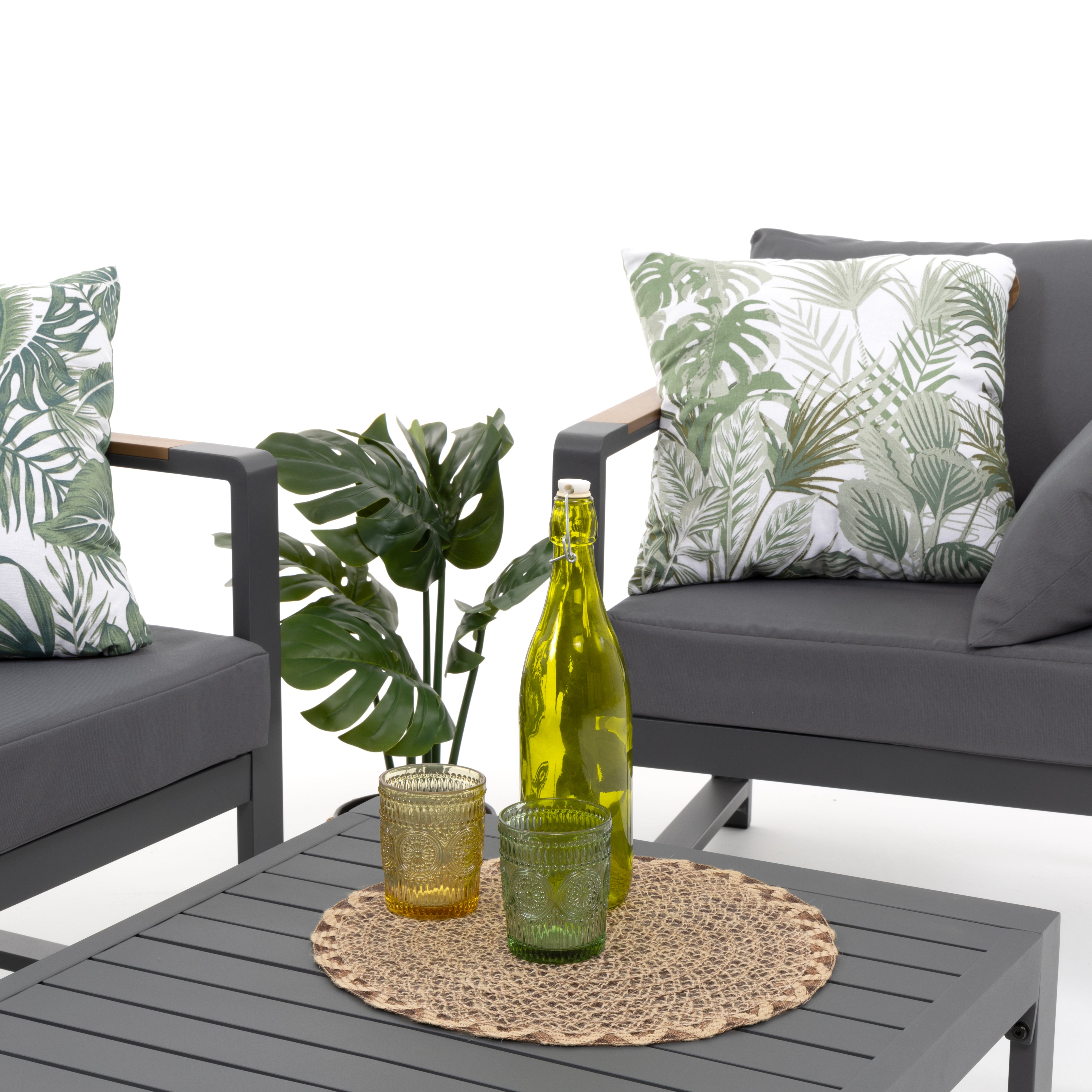 VESTIAMO CASA GIARDINO - Set da giardino 4 pezzi struttura in alluminio Antracite e braccioli in Polywood con cuscini Grigio Scuro - Formato da 1 divano, 2 poltrone e 1 tavolino